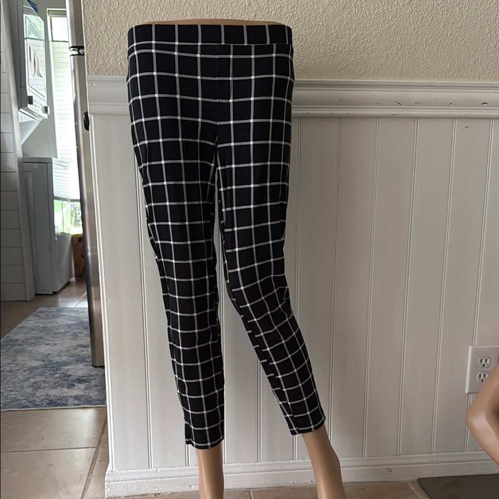 HUE Black and White Ankle-Length Grid Print Pants